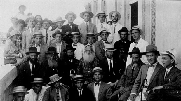 קבלת פנים לרב גורדון בא”י, מימין הרב גורדון, ר’ אלה דושניצר ור’ משה אריה עוזר