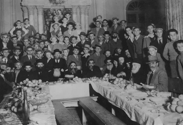 גדולי ישראל כבחורים בלומזה פ"ת’ עומדים שני מימין ר' יחיאל וילנסקי ר' משה שמואל שפירא ר' זלמן רוטברג יושבים ר' שמואל רוזובסקי 