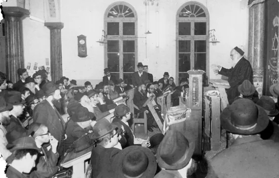 ר’ חיים שמואלביץ מוסר שיעור בהיכל הישיבה